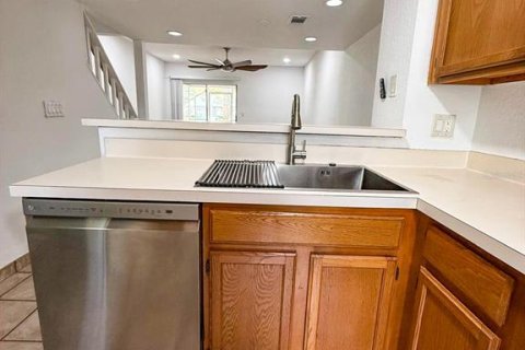 Townhouse in Tampa, Florida 2 bedrooms, 101.45 sq.m. № 2204582 - photo 11