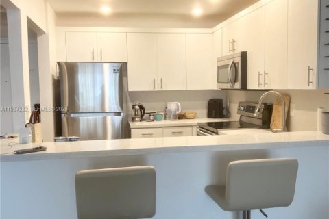 Condominio en alquiler en Hallandale Beach, Florida, 1 dormitorio, 74.32 m2 № 1995132 - foto 2