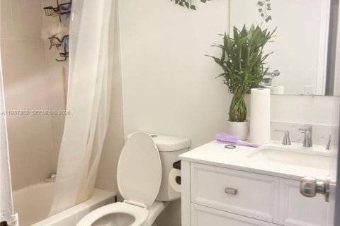 Condominio en alquiler en Hallandale Beach, Florida, 1 dormitorio, 74.32 m2 № 1995132 - foto 5