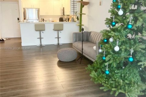 Condominio en alquiler en Hallandale Beach, Florida, 1 dormitorio, 74.32 m2 № 1995132 - foto 1