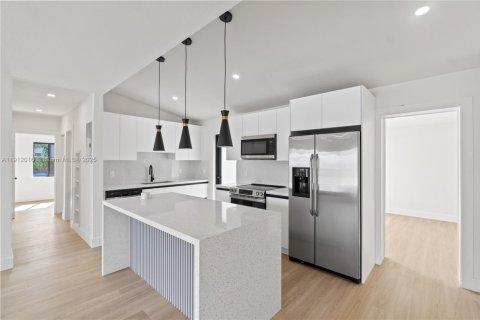 Casa en venta en Fort Lauderdale, Florida, 3 dormitorios № 1968369 - foto 24