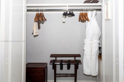 Condo in Miami, Florida, 1 bedroom  № 1859372 - photo 18