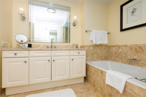 Condo in Miami, Florida, 1 bedroom  № 1859372 - photo 17