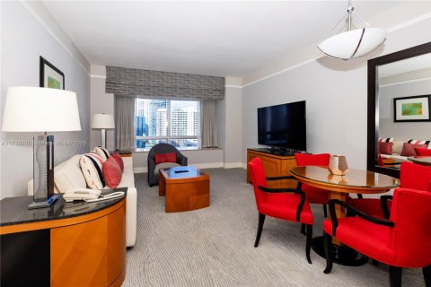 Condo in Miami, Florida, 1 bedroom  № 1859372 - photo 1