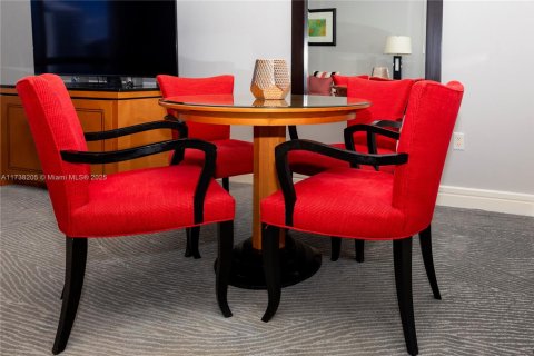 Condo in Miami, Florida, 1 bedroom  № 1859372 - photo 5