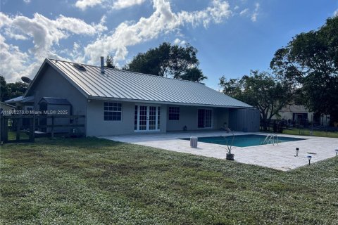 House in Plantation, Florida 3 bedrooms, 193.52 sq.m. № 1889545 - photo 1