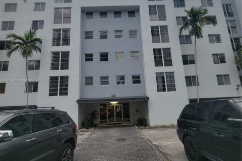 Condominio en alquiler en Miami, Florida, 2 dormitorios, 77.11 m2 № 1926014 - foto 1