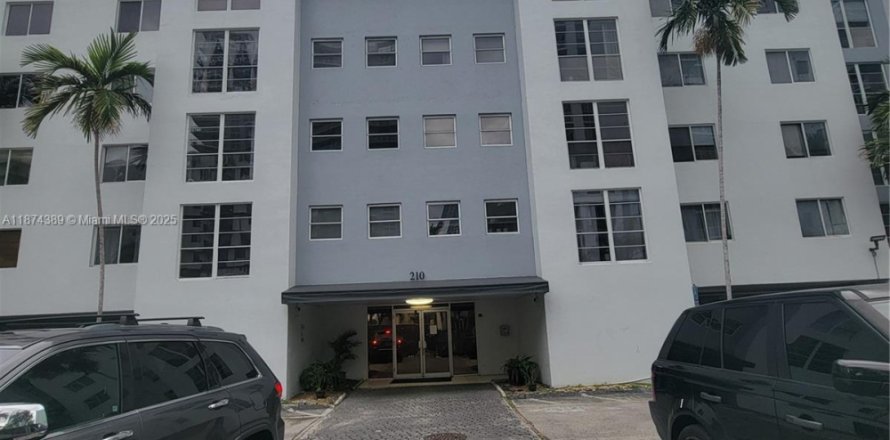 Condominio en Miami, Florida, 2 dormitorios  № 1926014