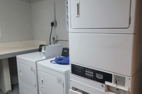 Condominio en alquiler en Miami, Florida, 2 dormitorios, 77.11 m2 № 1926014 - foto 11