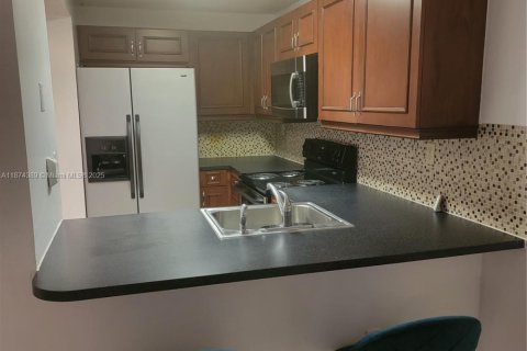 Condominio en alquiler en Miami, Florida, 2 dormitorios, 77.11 m2 № 1926014 - foto 4