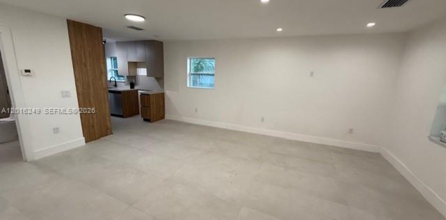 House in Miami, Florida 3 bedrooms, 108.7 sq.m. № 2247424
