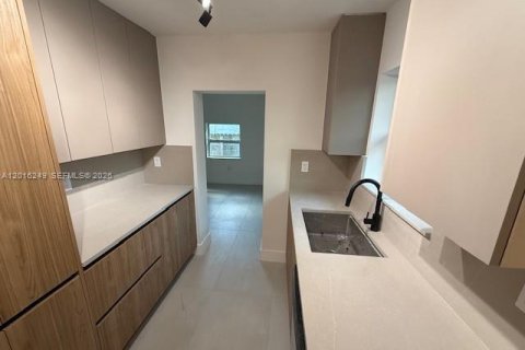 House in Miami, Florida 3 bedrooms, 108.7 sq.m. № 2247424 - photo 3
