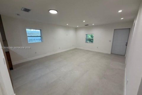 House in Miami, Florida 3 bedrooms, 108.7 sq.m. № 2247424 - photo 10