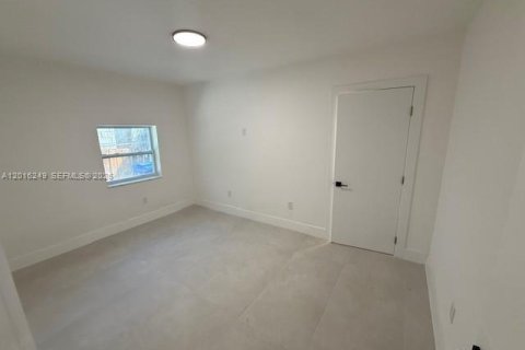 House in Miami, Florida 3 bedrooms, 108.7 sq.m. № 2247424 - photo 11