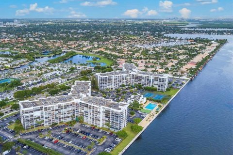 Кондоминиум с 2 спальнями в Халландейл-Бич, Флорида № 1995781