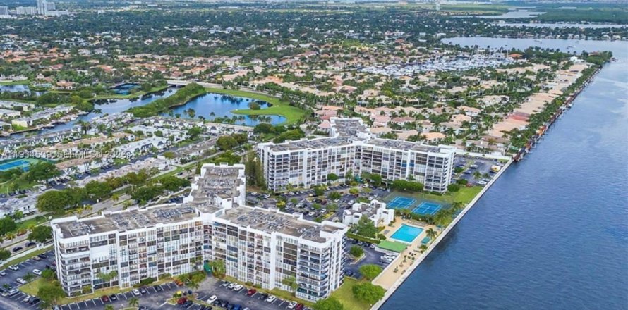 Кондоминиум с 2 спальнями в Халландейл-Бич, Флорида № 1995781