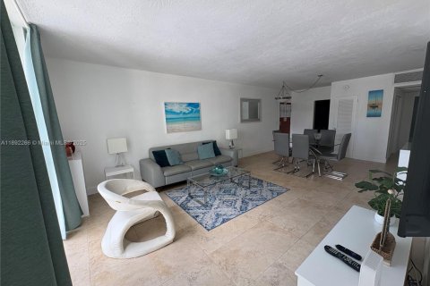 Condo in Hollywood, Florida, 2 bedrooms  № 1944233 - photo 1