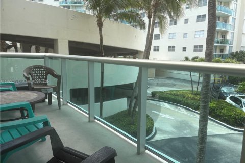 Condo in Hollywood, Florida, 2 bedrooms  № 1944233 - photo 2