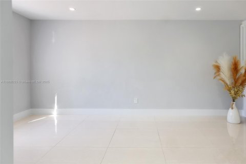 Villa ou maison à louer à Miami, Floride: 3 chambres, 148.27 m2 № 1942051 - photo 2
