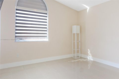 Casa en alquiler en Miami, Florida, 3 dormitorios, 148.27 m2 № 1942051 - foto 8
