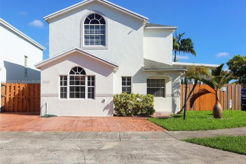 Villa ou maison à louer à Miami, Floride: 3 chambres, 148.27 m2 № 1942051 - photo 1