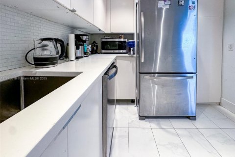 Condo in Sunny Isles Beach, Florida, 2 bedrooms  № 1920975 - photo 5