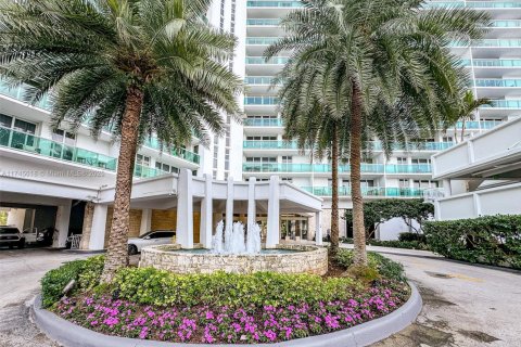 Condo in Sunny Isles Beach, Florida, 2 bedrooms  № 1920975 - photo 28