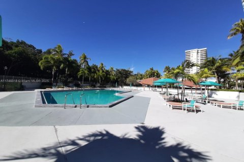 Condo in Sunny Isles Beach, Florida, 2 bedrooms  № 1920975 - photo 17