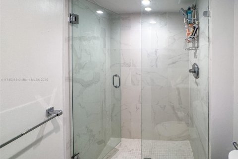 Condo in Sunny Isles Beach, Florida, 2 bedrooms  № 1920975 - photo 15