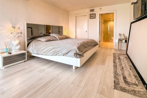 Condo in Sunny Isles Beach, Florida, 2 bedrooms  № 1920975 - photo 9