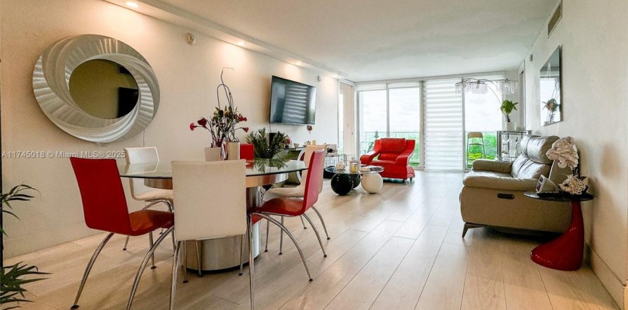 Condo in Sunny Isles Beach, Florida, 2 bedrooms  № 1920975