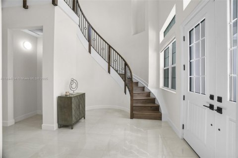 House in Westlake, Florida 4 bedrooms, 368.73 sq.m. № 1948038 - photo 8