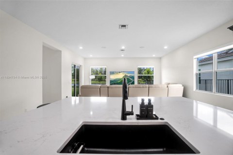 House in Westlake, Florida 4 bedrooms, 368.73 sq.m. № 1948038 - photo 28