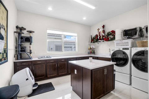 House in Westlake, Florida 4 bedrooms, 368.73 sq.m. № 1948038 - photo 29