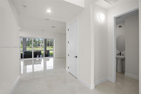 House in Westlake, Florida 4 bedrooms, 368.73 sq.m. № 1948038 - photo 13