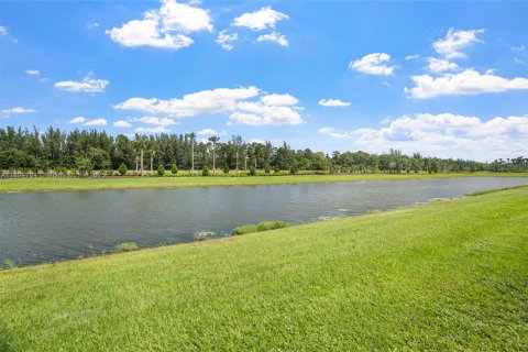 House in Westlake, Florida 4 bedrooms, 368.73 sq.m. № 1948038 - photo 20