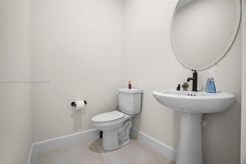 House in Westlake, Florida 4 bedrooms, 368.73 sq.m. № 1948038 - photo 12
