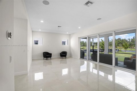 House in Westlake, Florida 4 bedrooms, 368.73 sq.m. № 1948038 - photo 15