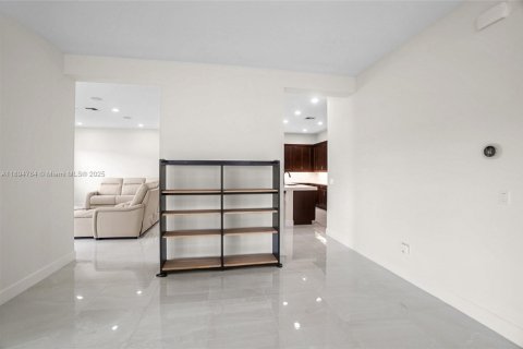 House in Westlake, Florida 4 bedrooms, 368.73 sq.m. № 1948038 - photo 17
