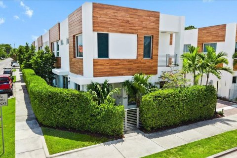 Adosado en Fort Lauderdale, Florida 3 dormitorios, 191.19 m2 № 2319924