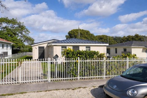 Immobilier commercial à Miami, Floride 117.8 m2 № 2032015