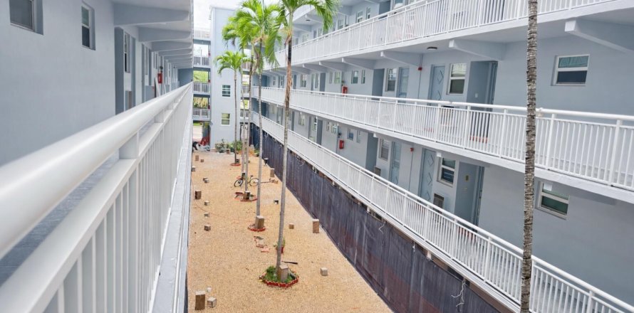 Condo in Hallandale Beach, Florida, 2 bedrooms № 2189099