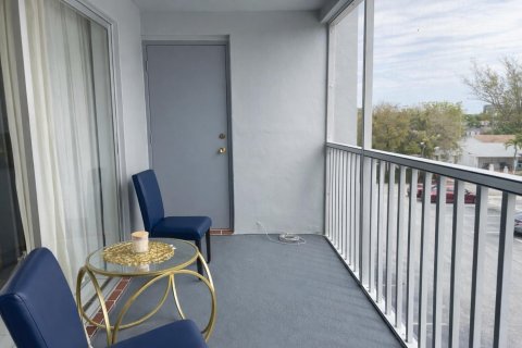 Condo in Hallandale Beach, Florida, 2 bedrooms № 2189099 - photo 2
