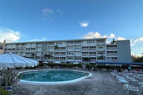 Condo in Hallandale Beach, Florida, 2 bedrooms № 2189099 - photo 4