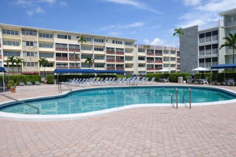 Condo in Hallandale Beach, Florida, 2 bedrooms № 2189099 - photo 9