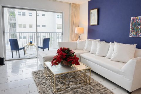 Condo in Hallandale Beach, Florida, 2 bedrooms № 2189099 - photo 8