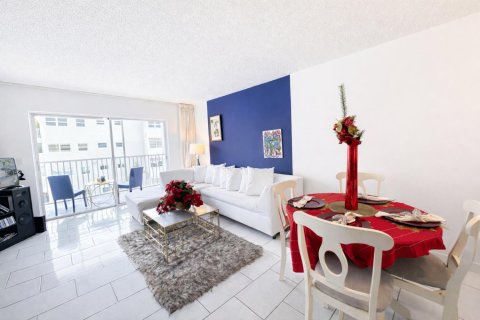 Condo in Hallandale Beach, Florida, 2 bedrooms № 2189099 - photo 7