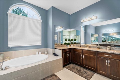 House in Wesley Chapel, Florida 6 bedrooms, 452.81 sq.m. № 2143969 - photo 19