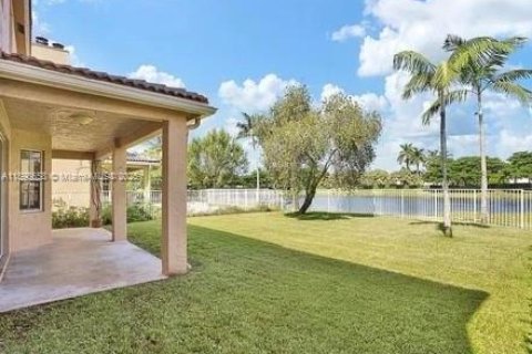 Снять в аренду виллу или дом в Уэстон, Флорида 5 спален, 287.25м2, № 1950628 - фото 11