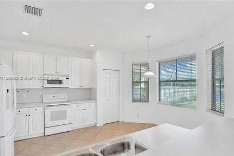 Снять в аренду виллу или дом в Уэстон, Флорида 5 спален, 287.25м2, № 1950628 - фото 4